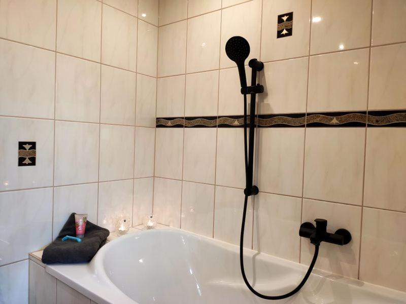 Ferienhaus Blaue Blume mit 11 kW Ladestation, Kamin, Terrasse, eingezäuntem Garten, Sauna, WLAN, Netflix, 2 Hunde willkommen!