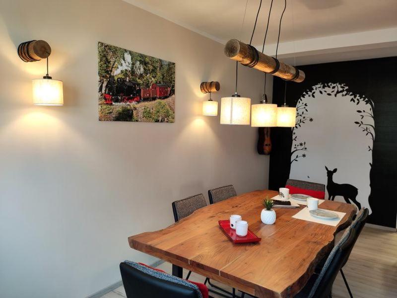 Ferienhaus Blaue Blume mit 11 kW Ladestation, Kamin, Terrasse, eingezäuntem Garten, Sauna, WLAN, Netflix, 2 Hunde willkommen!