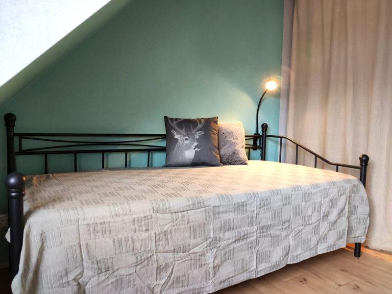 Ferienhaus Blaue Blume mit 11 kW Ladestation, Kamin, Terrasse, eingezäuntem Garten, Sauna, WLAN, Netflix, 2 Hunde willkommen!
