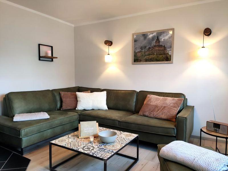 Ferienhaus Blaue Blume mit 11 kW Ladestation, Kamin, Terrasse, eingezäuntem Garten, Sauna, WLAN, Netflix, 2 Hunde willkommen!