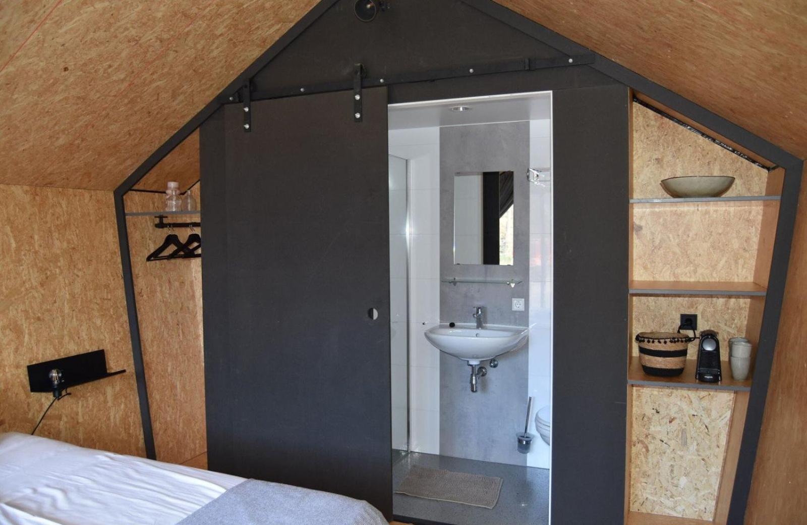 Tenthuisje in het groen, een suite met eigen badkamer view 5