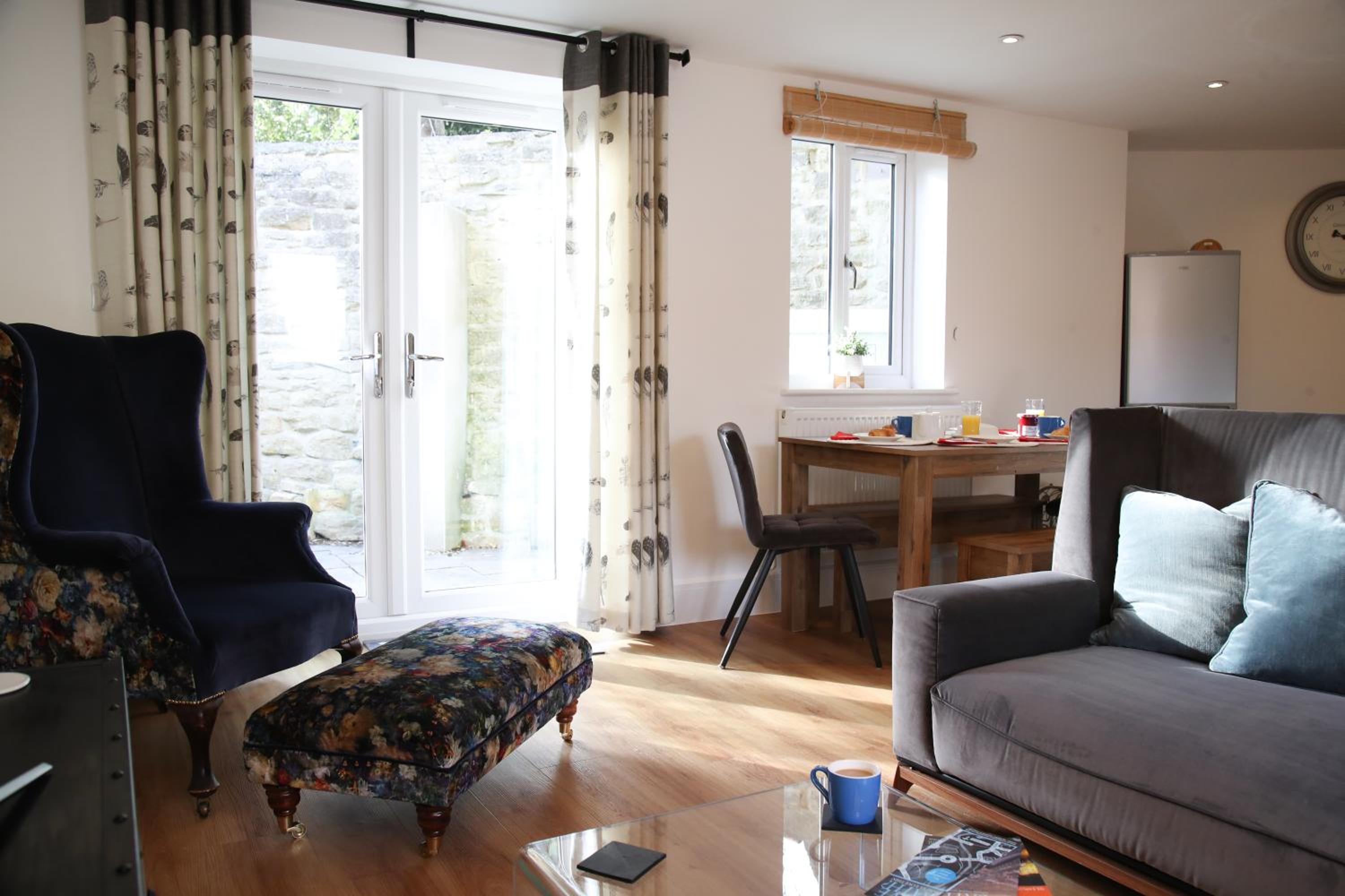 Burgess Yard 2-bedroom cottage, Bath view 3
