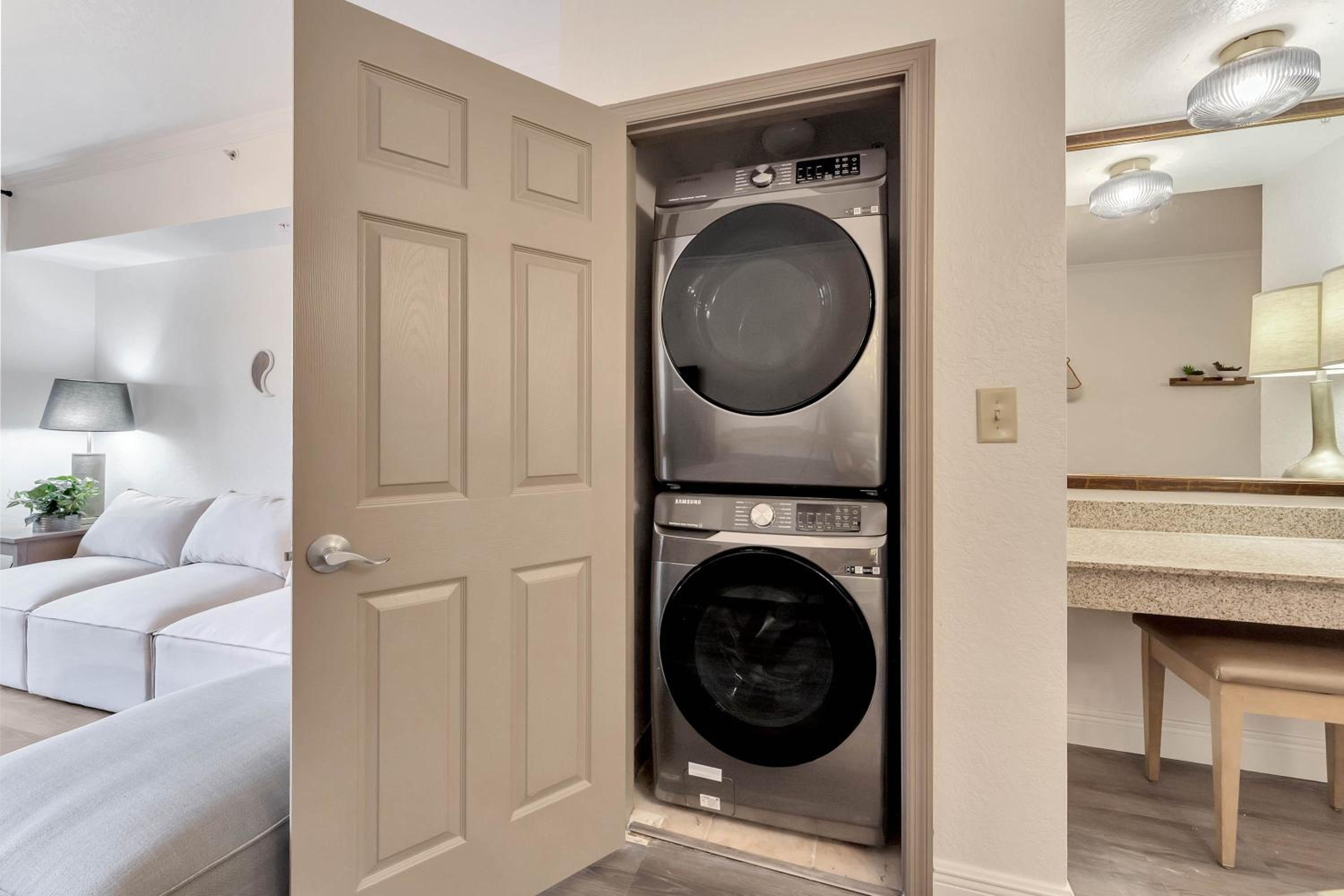 Designer 3BR/2BA Corner Suite - Disney & Universal