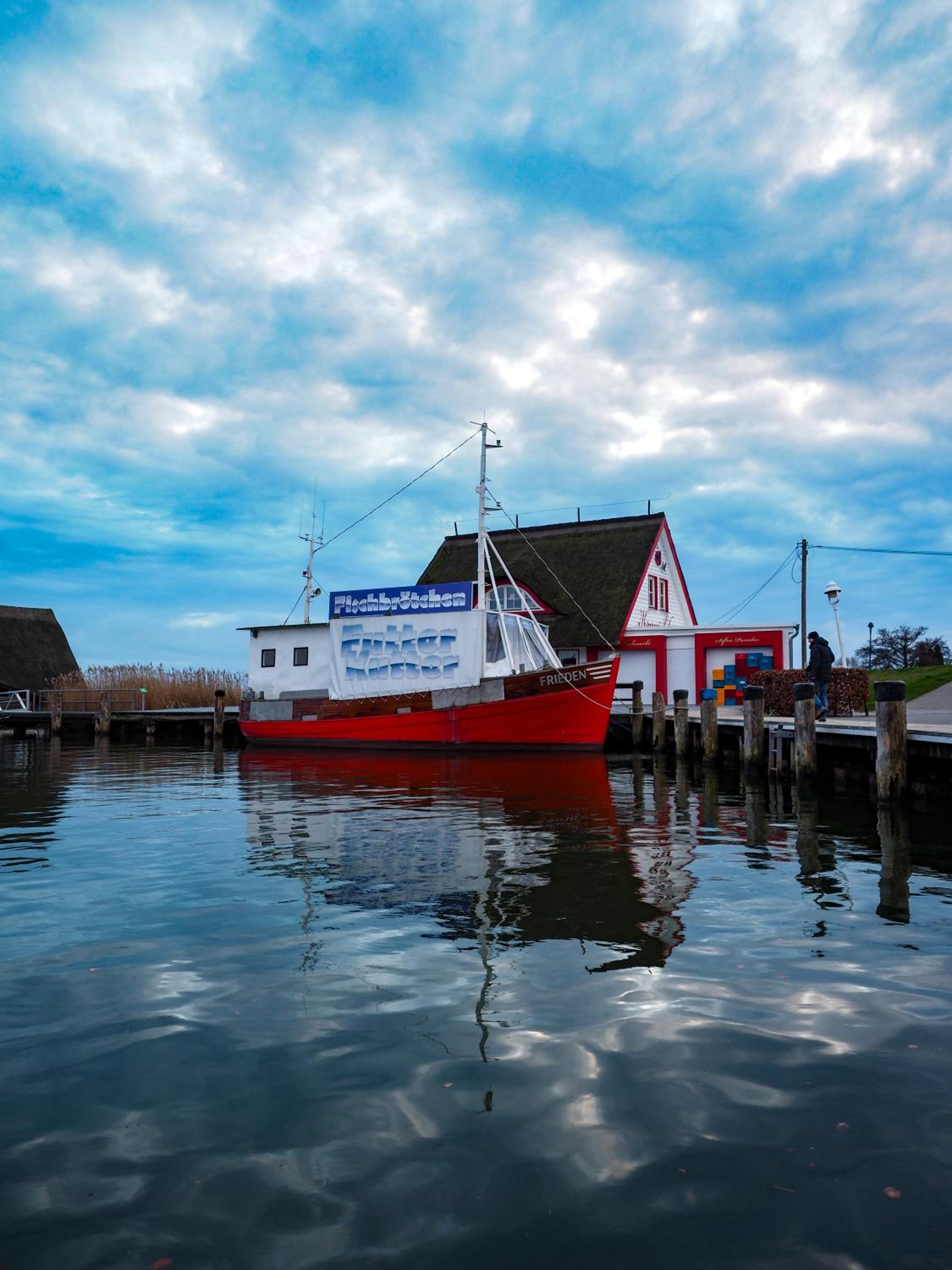 Ferienwohnungen Meerfarbig Zingst - HAUSTIERFREI -Terrasse mit Strandkorb oder Balkon - Glasfaser - Parkplatz - Fahrradschuppen - Waschtrockner - E-Ladesäu