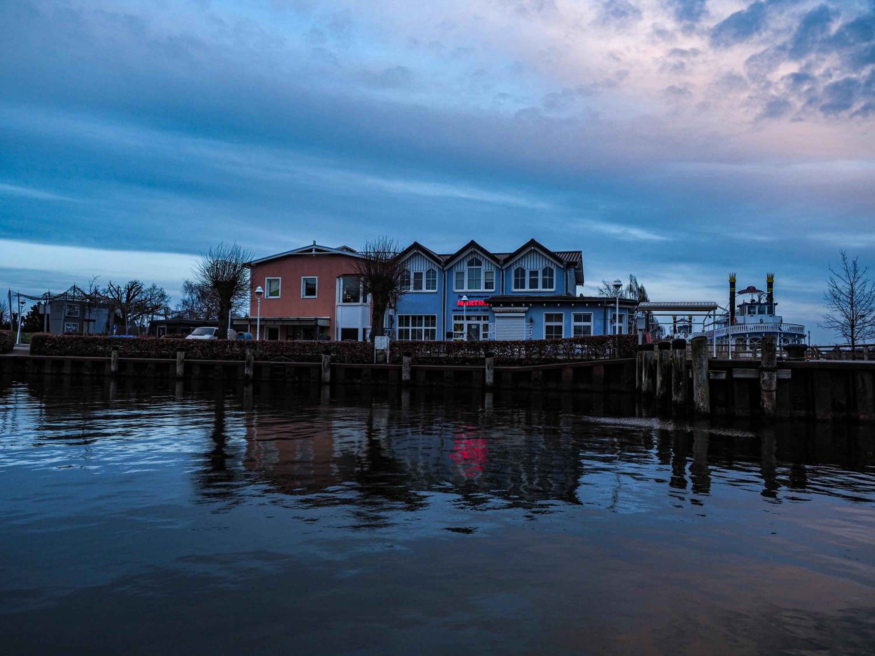 Ferienwohnungen Meerfarbig Zingst - HAUSTIERFREI -Terrasse mit Strandkorb oder Balkon - Glasfaser - Parkplatz - Fahrradschuppen - Waschtrockner - E-Ladesäu
