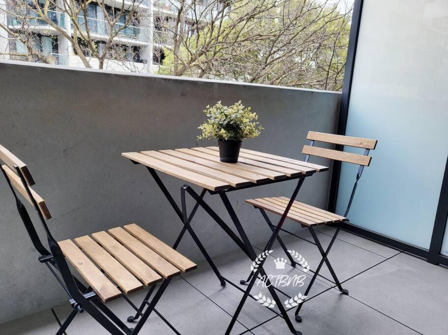 Modern new 1-bedroom apartment in Canberra City