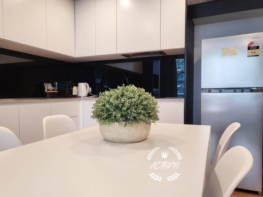 Modern new 1-bedroom apartment in Canberra City
