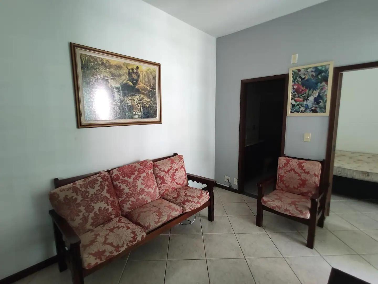 Apto 2 quartos com AR Cond, prédio frente p/ praia