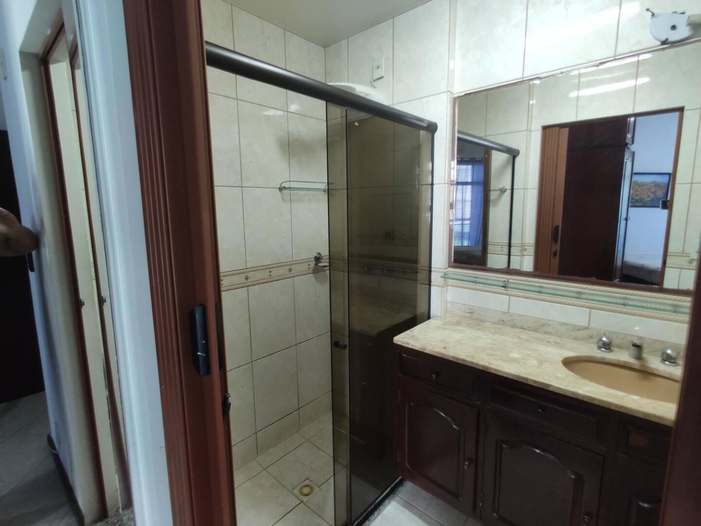 Apto 2 quartos com AR Cond, prédio frente p/ praia