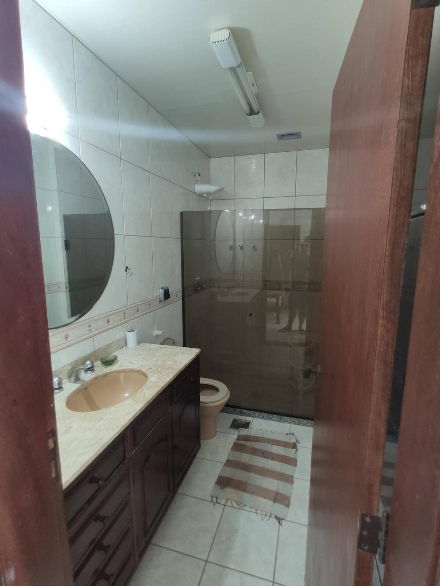 Apto 2 quartos com AR Cond, prédio frente p/ praia
