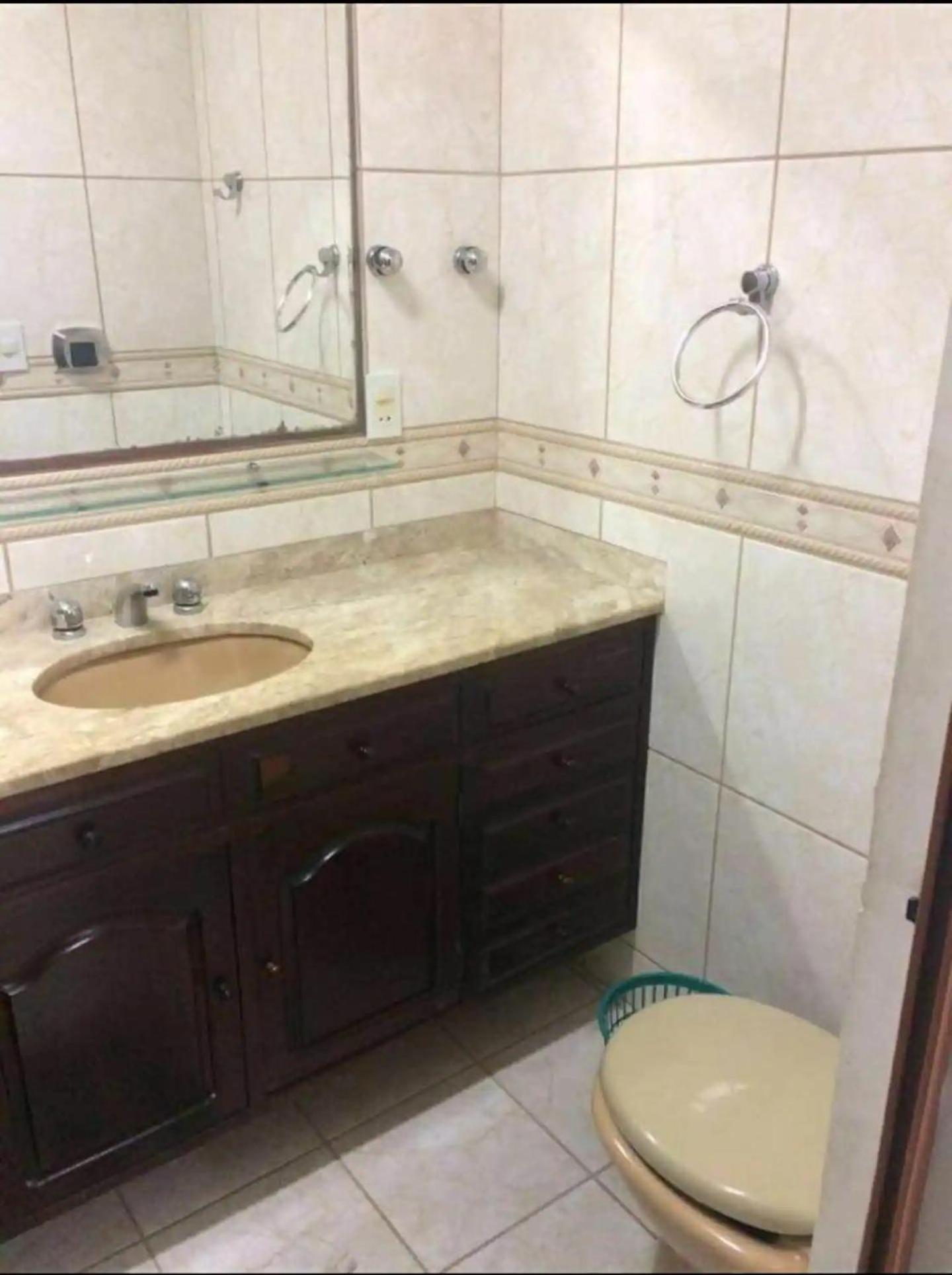 Apto 2 quartos com AR Cond, prédio frente p/ praia