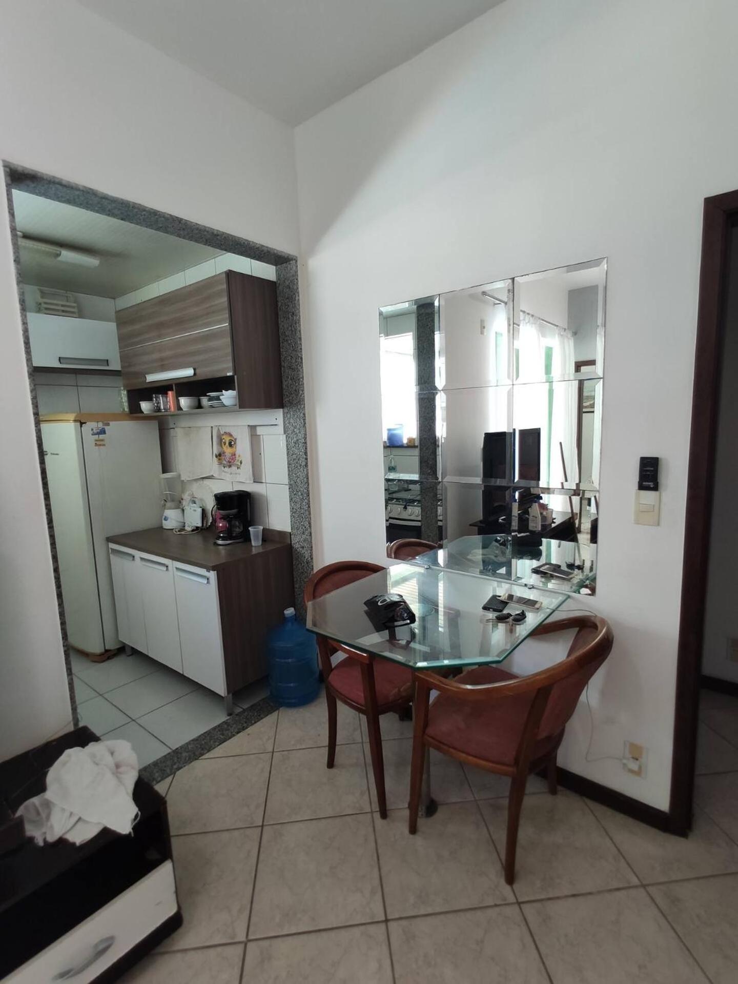 Apto 2 quartos com AR Cond, prédio frente p/ praia