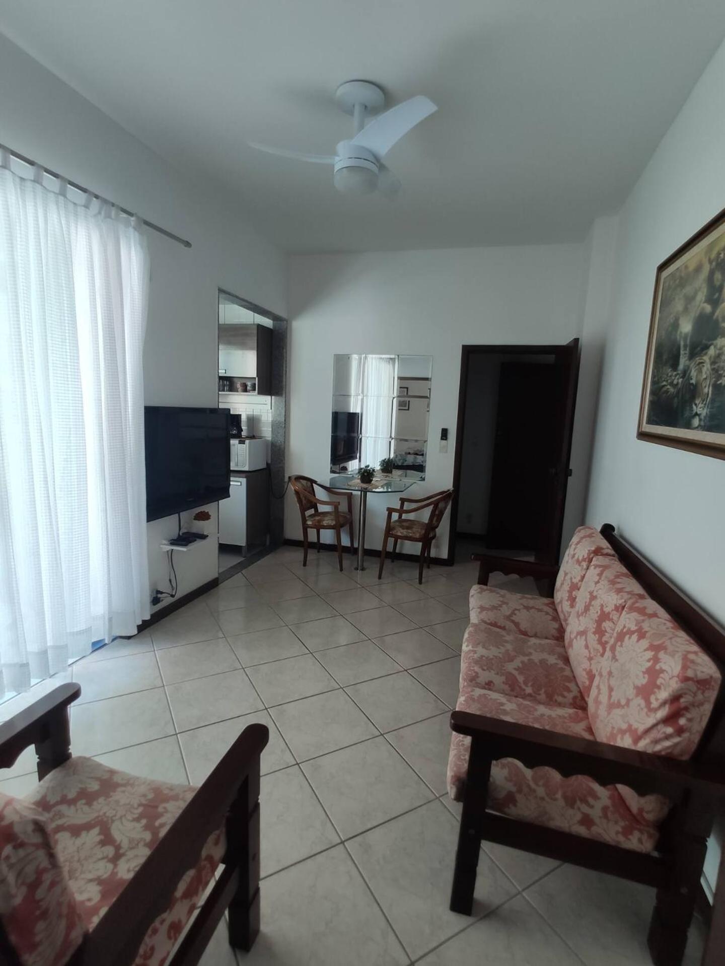 Apto 2 quartos com AR Cond, prédio frente p/ praia