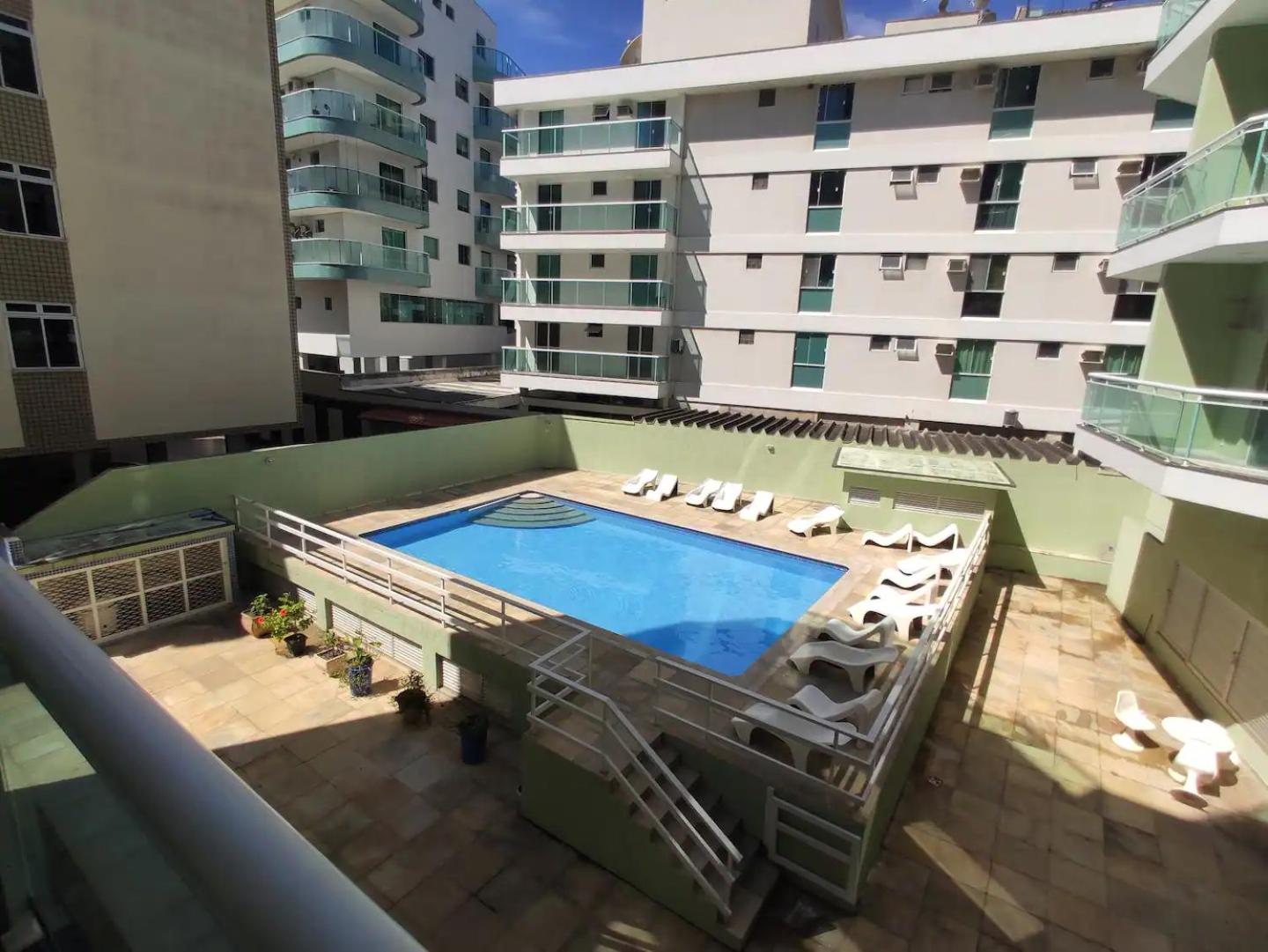Apto 2 quartos com AR Cond, prédio frente p/ praia