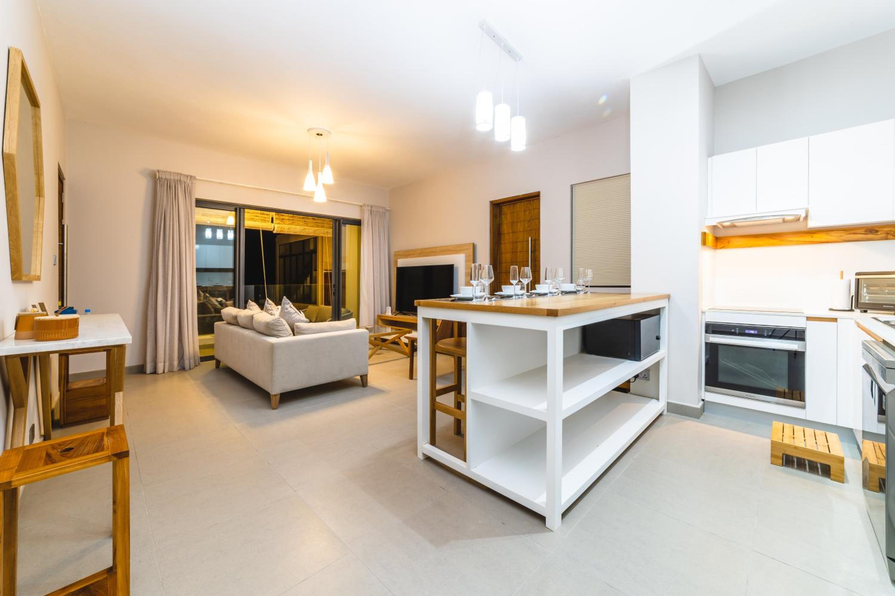 One Bay Residence Unit 15 - Penthouse with private roof top, jacuzzi and sea view view 4