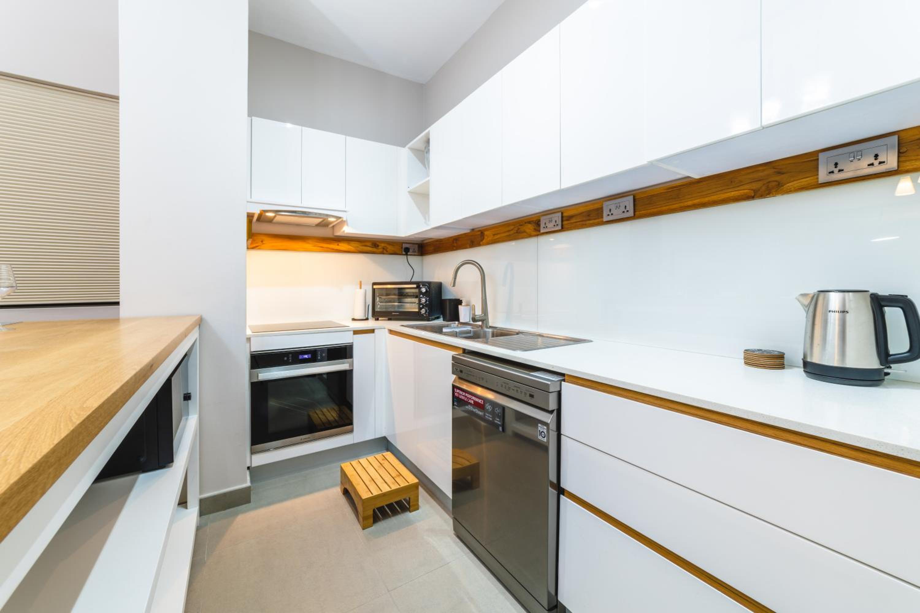 One Bay Residence Unit 15 - Penthouse with private roof top, jacuzzi and sea view view 5