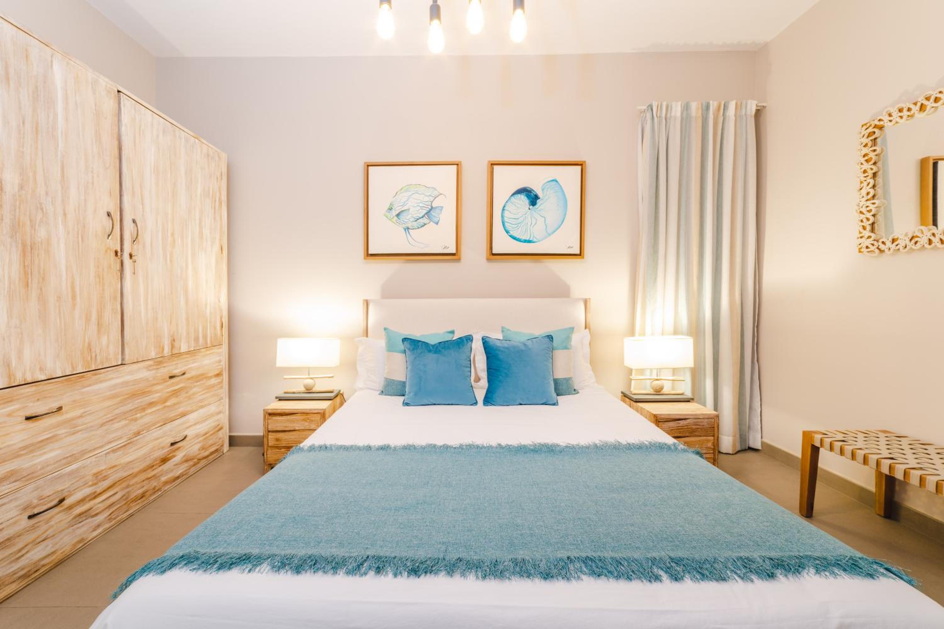 One Bay Residence Unit 15 - Penthouse with private roof top, jacuzzi and sea view view 2