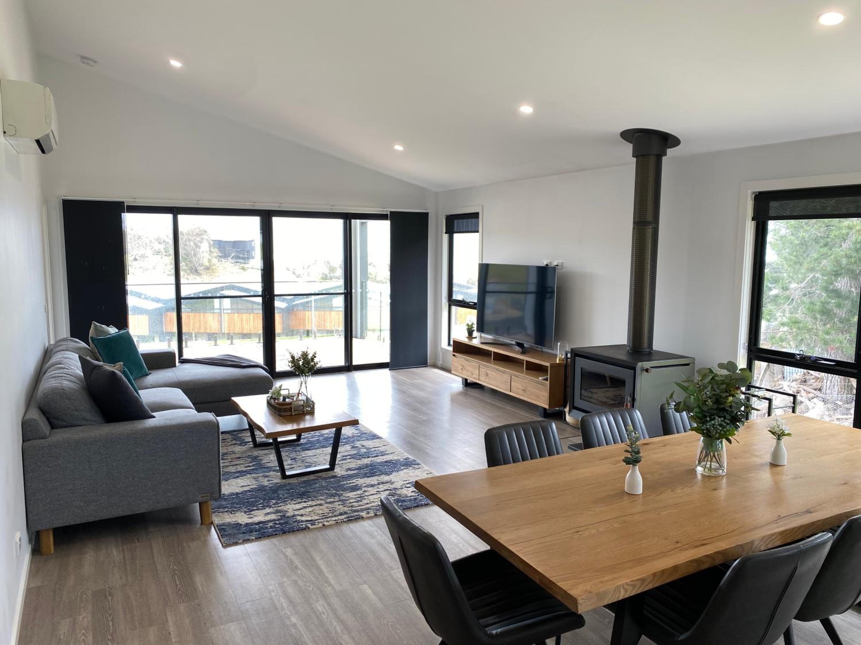 Jindabyne House 1, Modern 3 bedroom home, lake & mountain views with fireplace