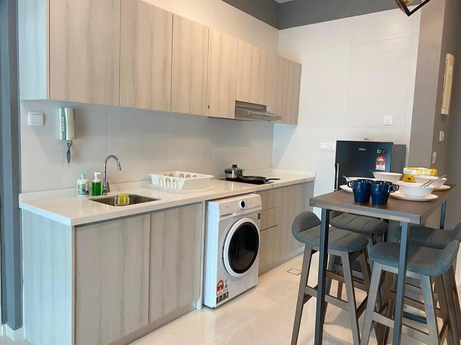 JB SKS Pavillion 1BR Apt nearJB CIQ -Smart tv