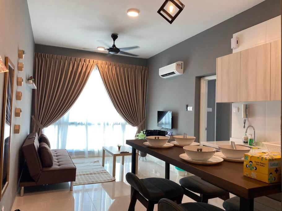 JB SKS Pavillion 1BR Apt nearJB CIQ -Smart tv