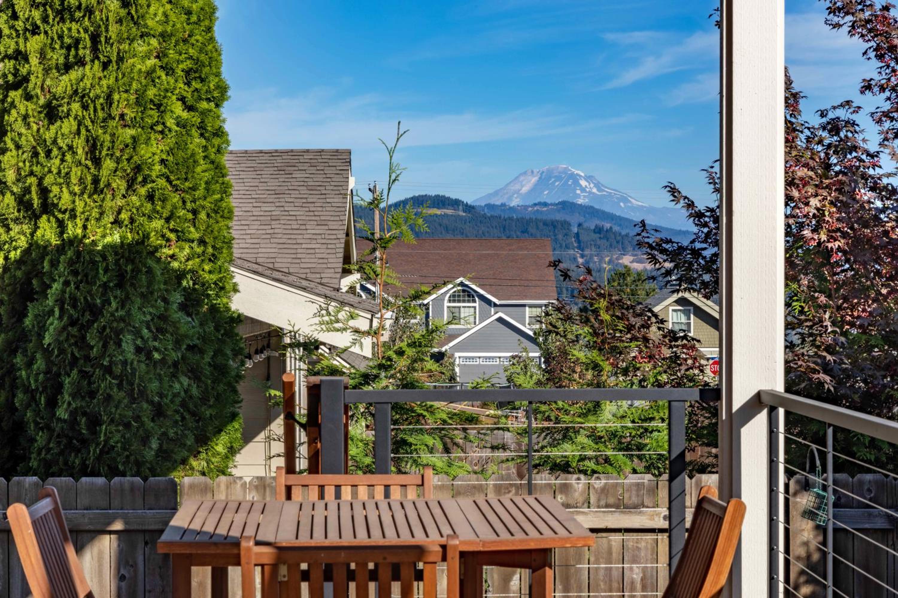 Redtail 3 Bedroom with Spacious Kitchen and Covered Back Deck - 30 Day Stay home view 2