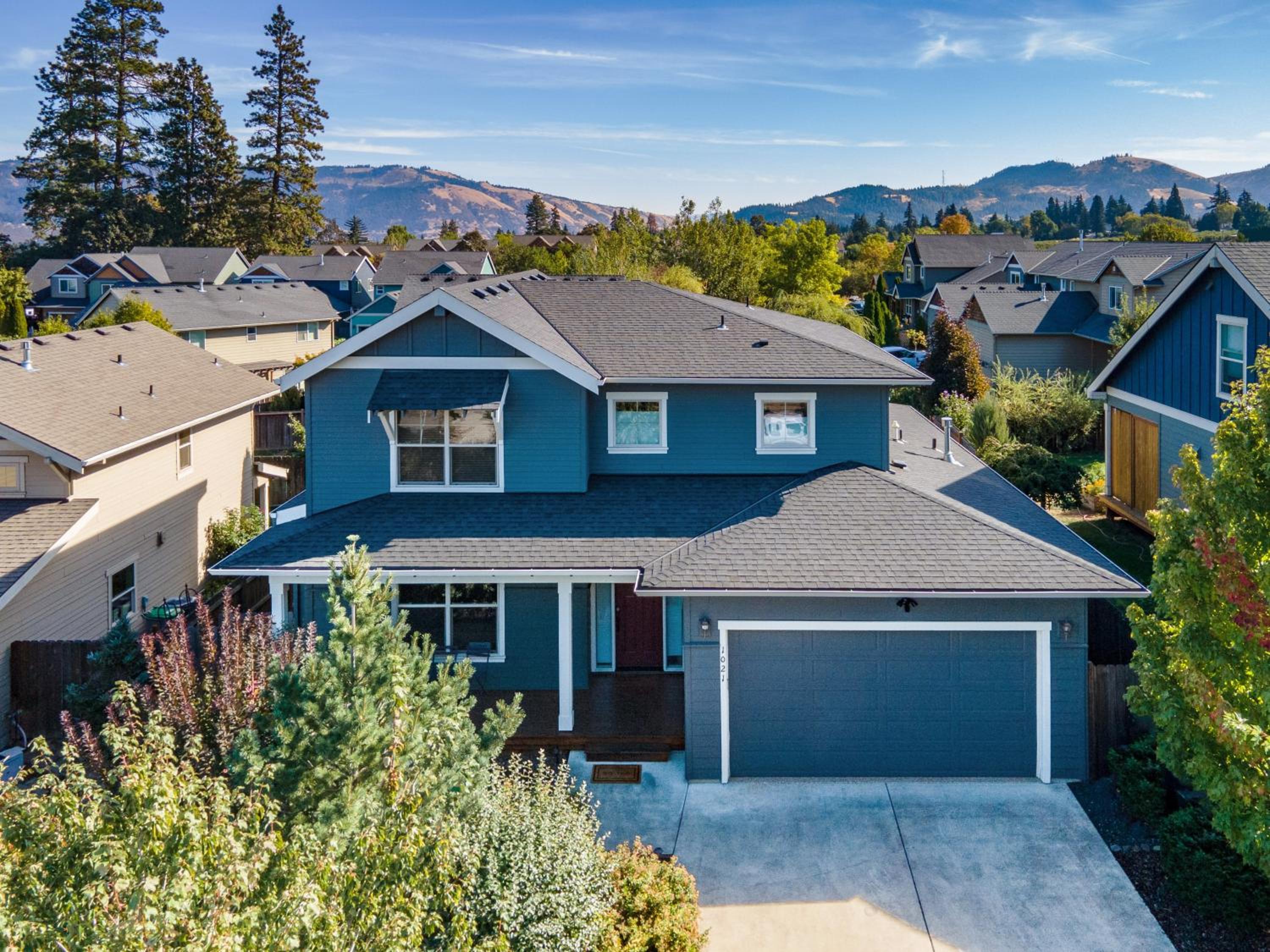 Redtail 3 Bedroom with Spacious Kitchen and Covered Back Deck - 30 Day Stay home view 4