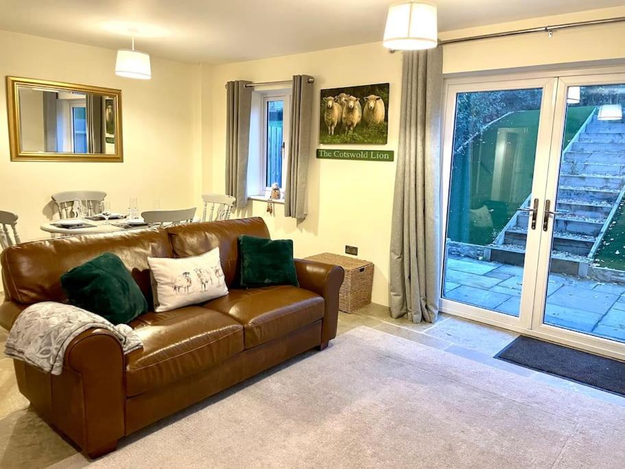 Lion Cottage, Broadway view 3