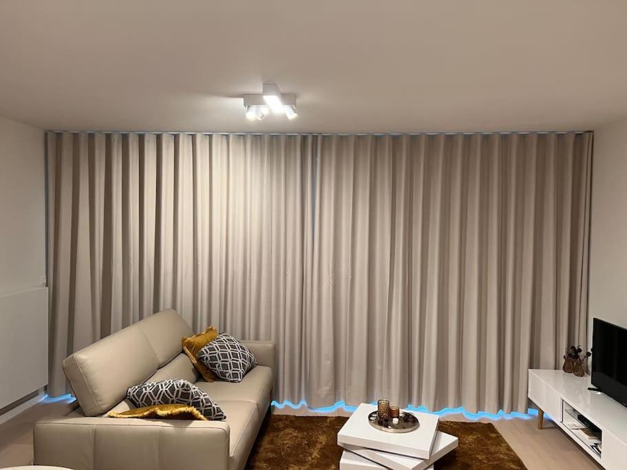 Sea View 1 BR Flat With Pool - Ideal For Couples & Families By SlowayStay Holiday Apartment & Short Term Rental Oostende