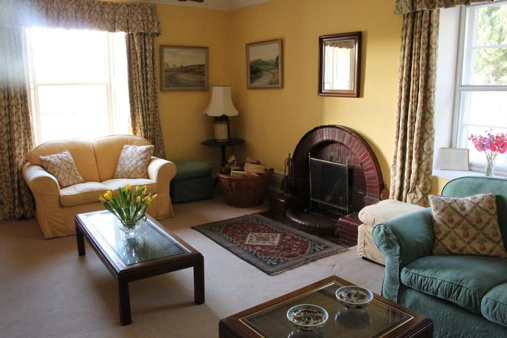 St Marys Farmhouse - Traditional Country Farmhouse with Open Fire