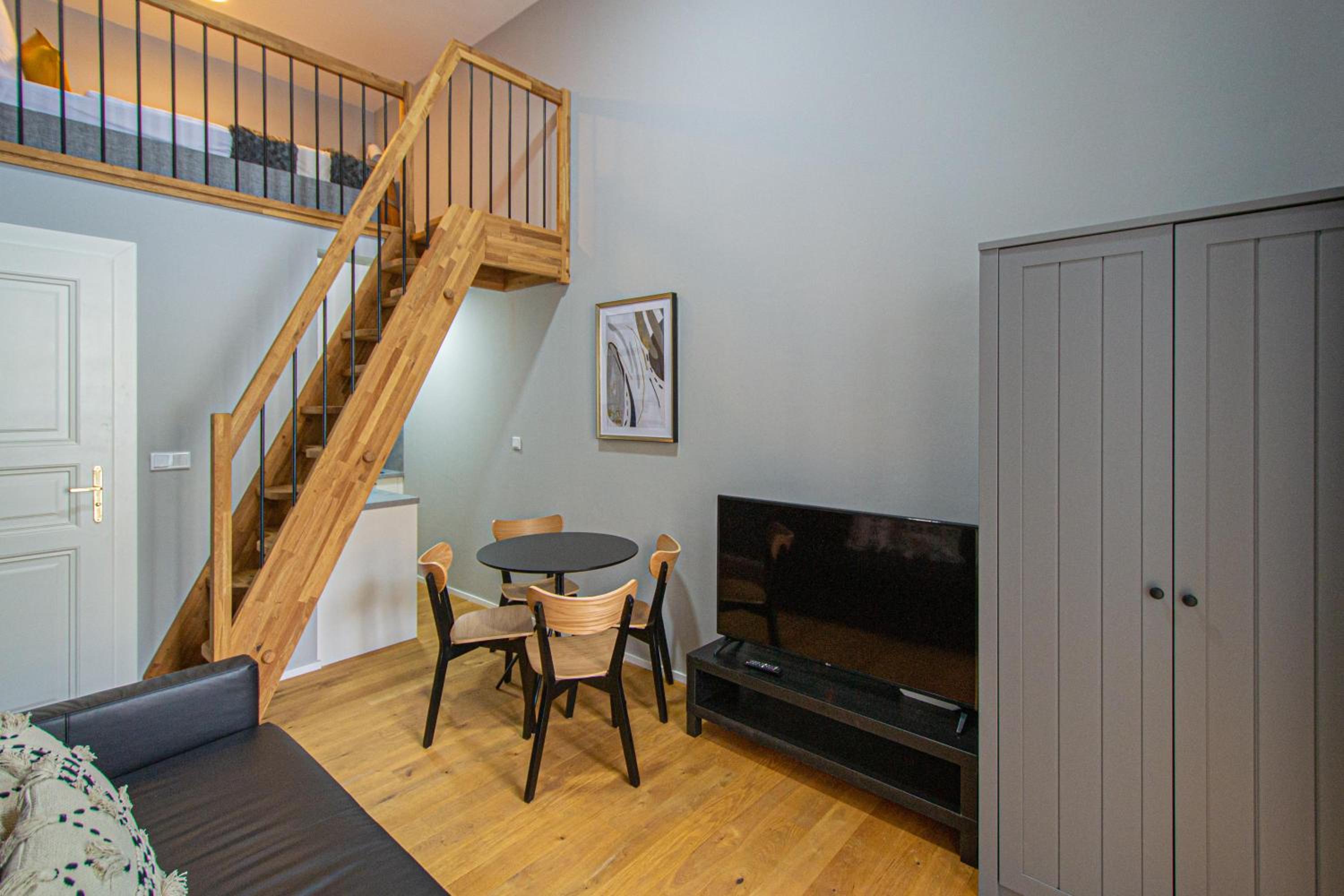 Main train station apartment close to the the Main Square!