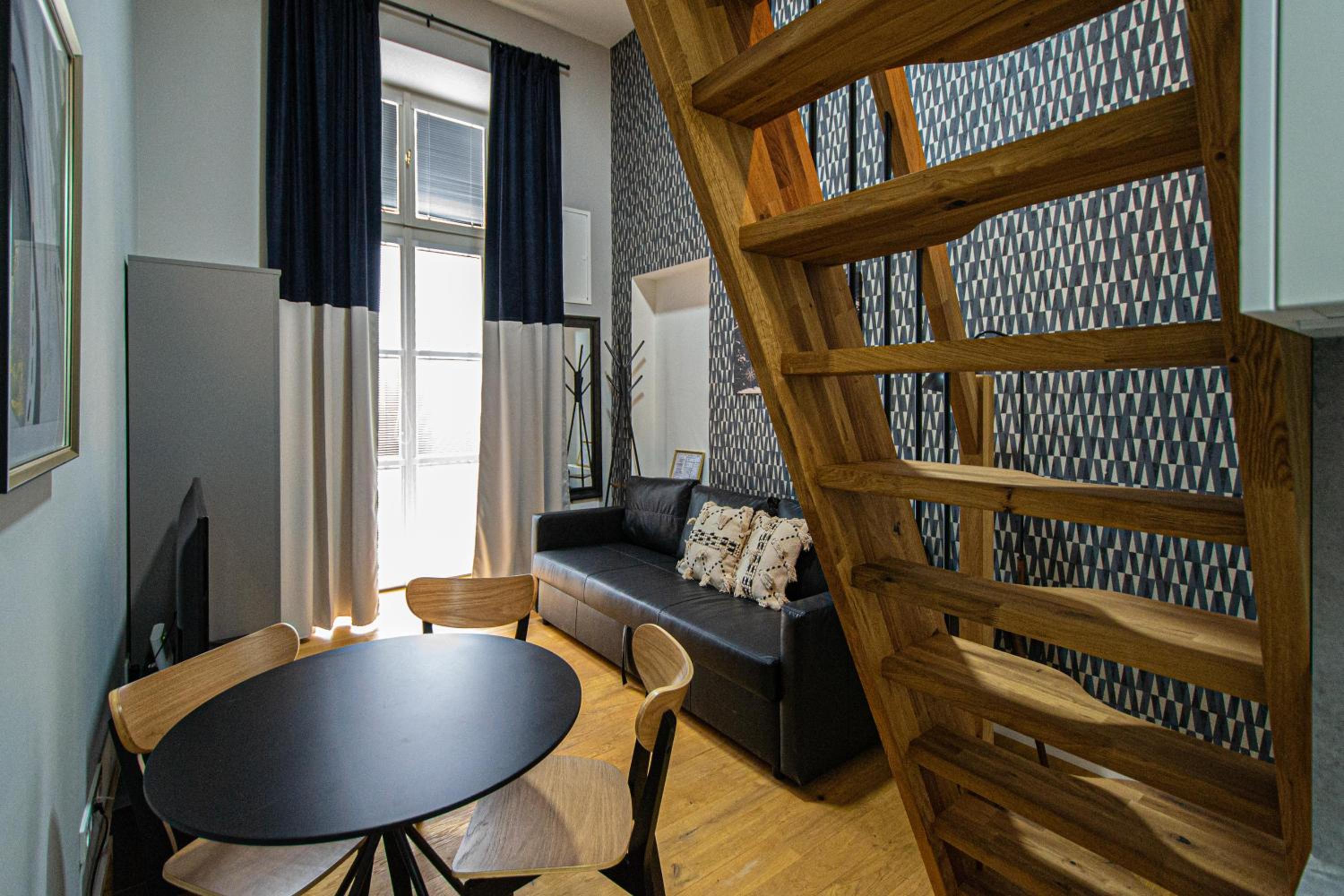 Main train station apartment close to the the Main Square!
