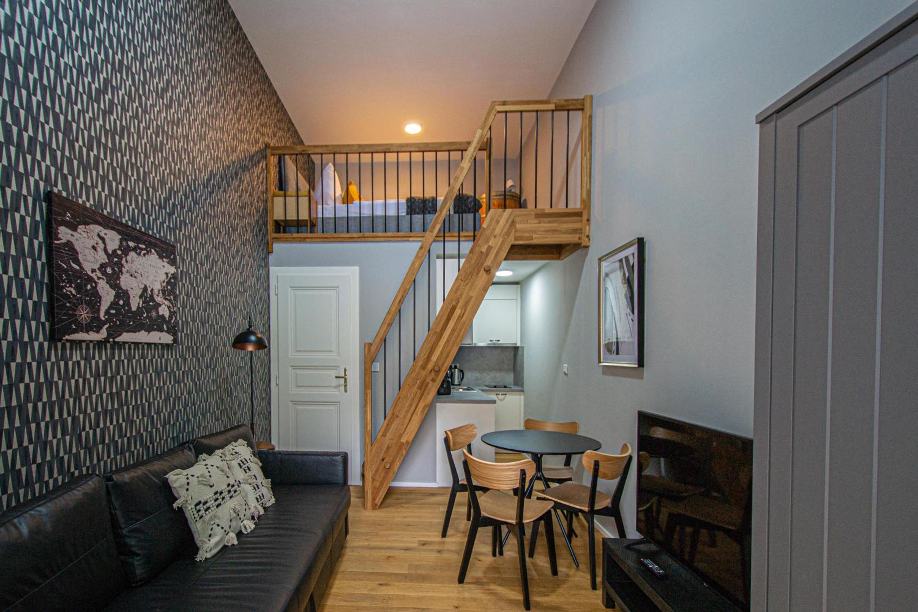 Main train station apartment close to the the Main Square!
