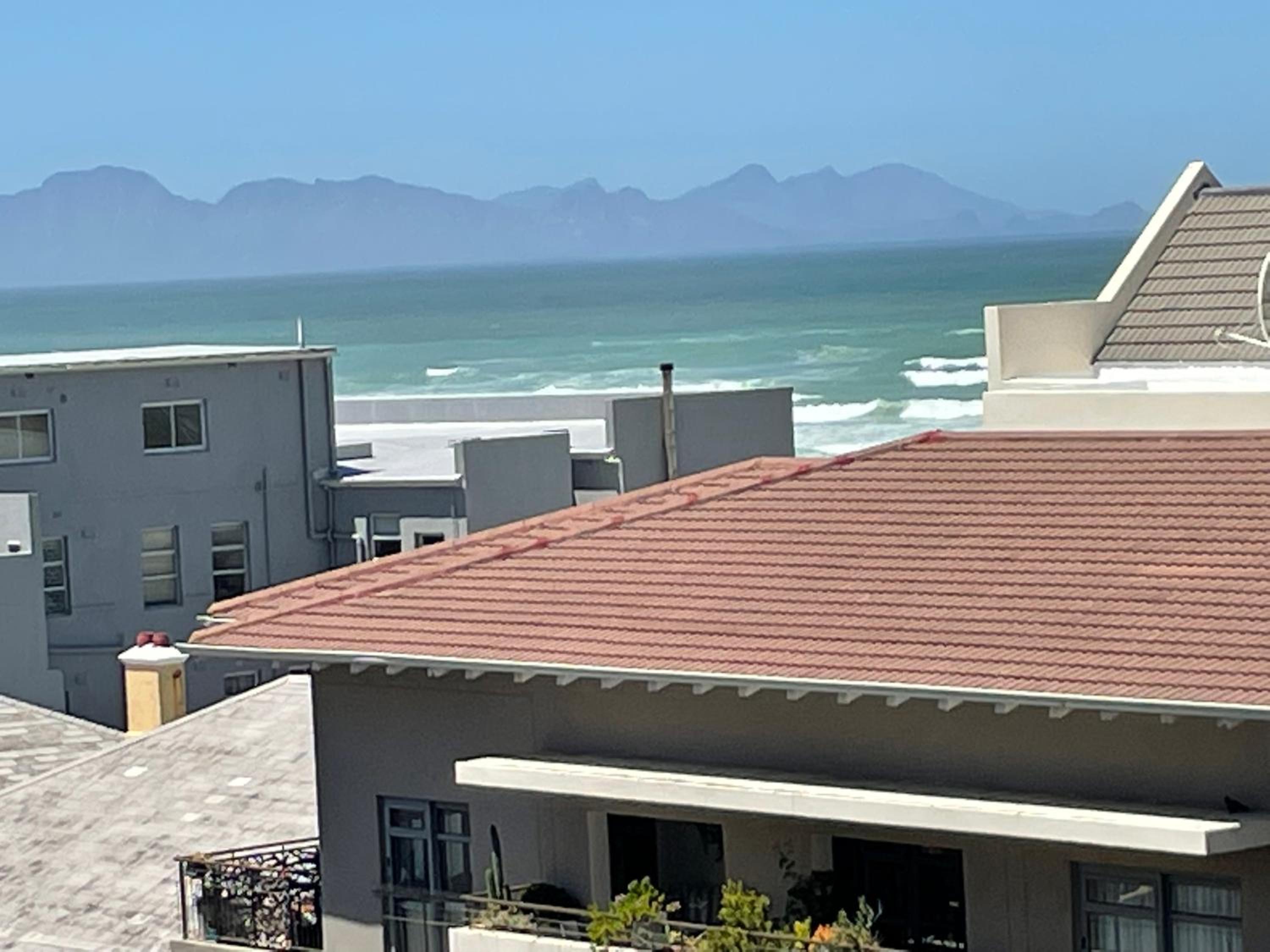 Muizenberg apartment 100m from beach view 3