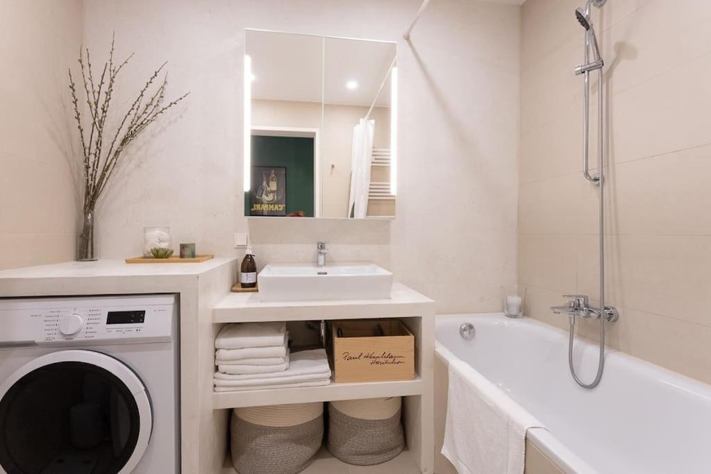 Dream Apartment - central and quiet with AC and free parking garage