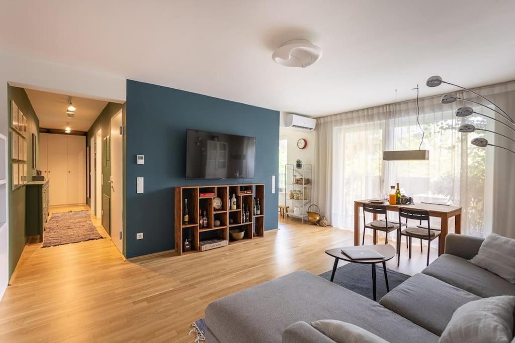 Dream Apartment - central and quiet with AC and free parking garage
