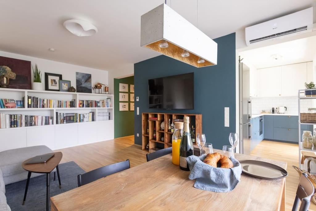 Dream Apartment - central and quiet with AC and free parking garage