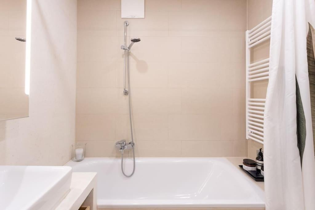Dream Apartment - central and quiet with AC and free parking garage