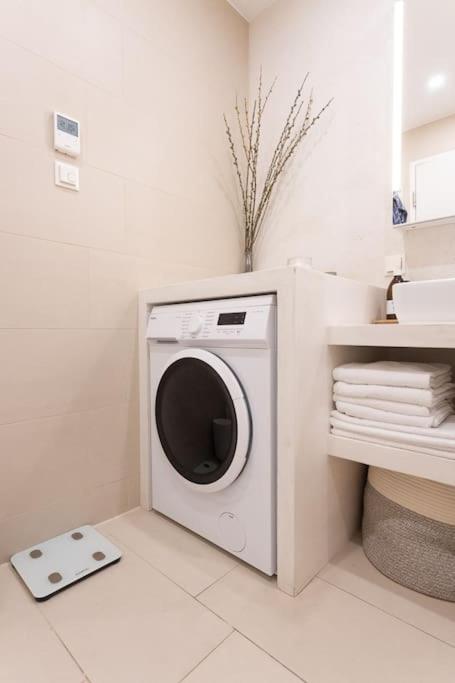Dream Apartment - central and quiet with AC and free parking garage