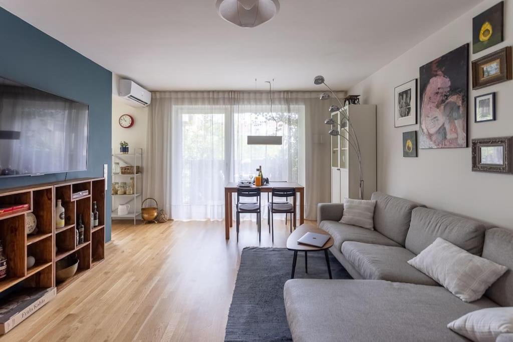 Dream Apartment - central and quiet with AC and free parking garage