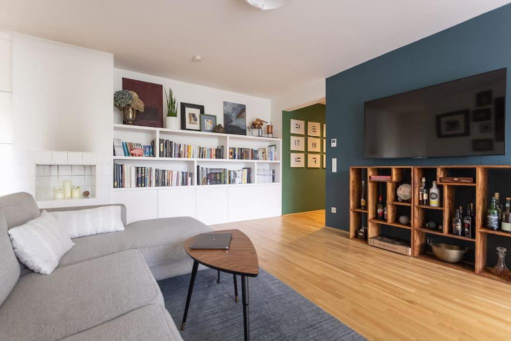 Dream Apartment - central and quiet with AC and free parking garage