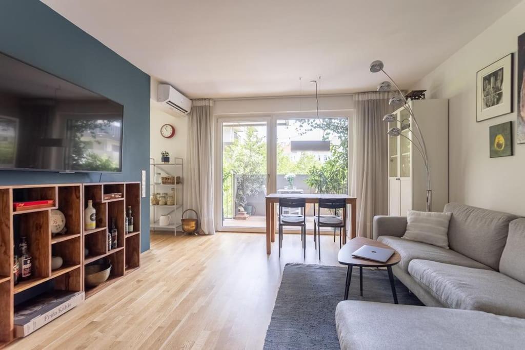 Dream Apartment - central and quiet with AC and free parking garage