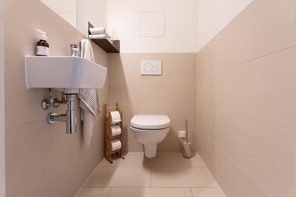 Dream Apartment - central and quiet with AC and free parking garage