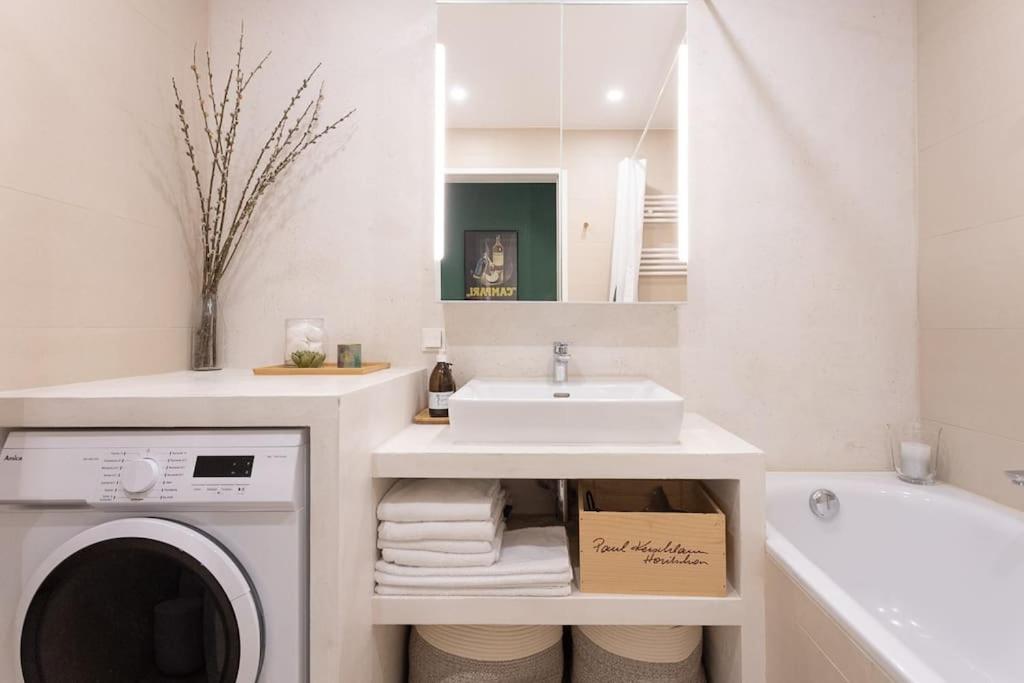 Dream Apartment - central and quiet with AC and free parking garage