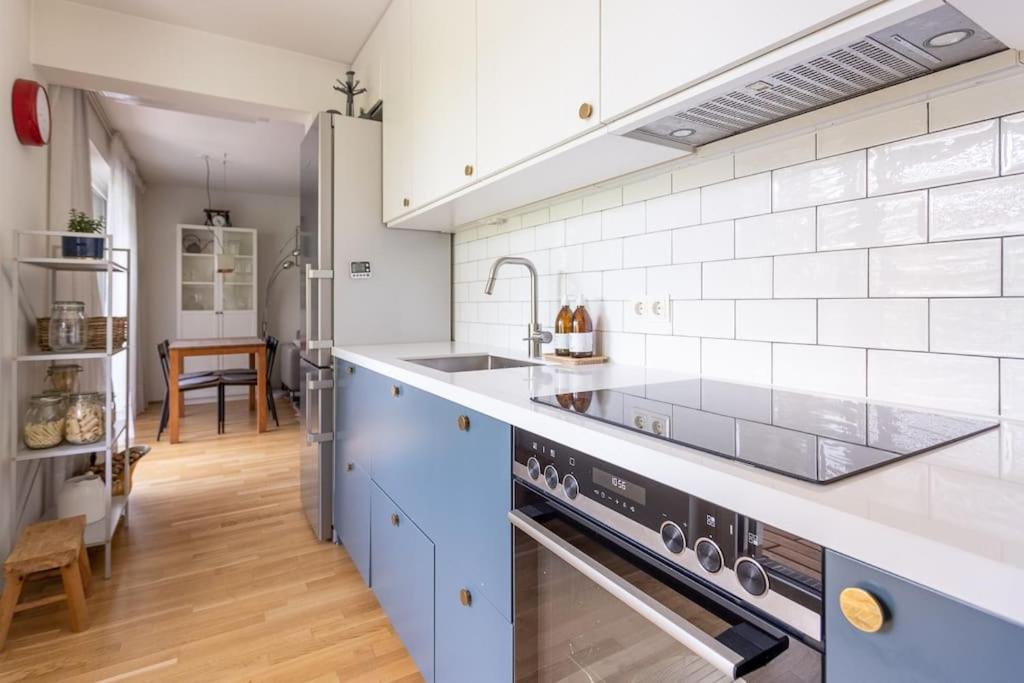 Dream Apartment - central and quiet with AC and free parking garage