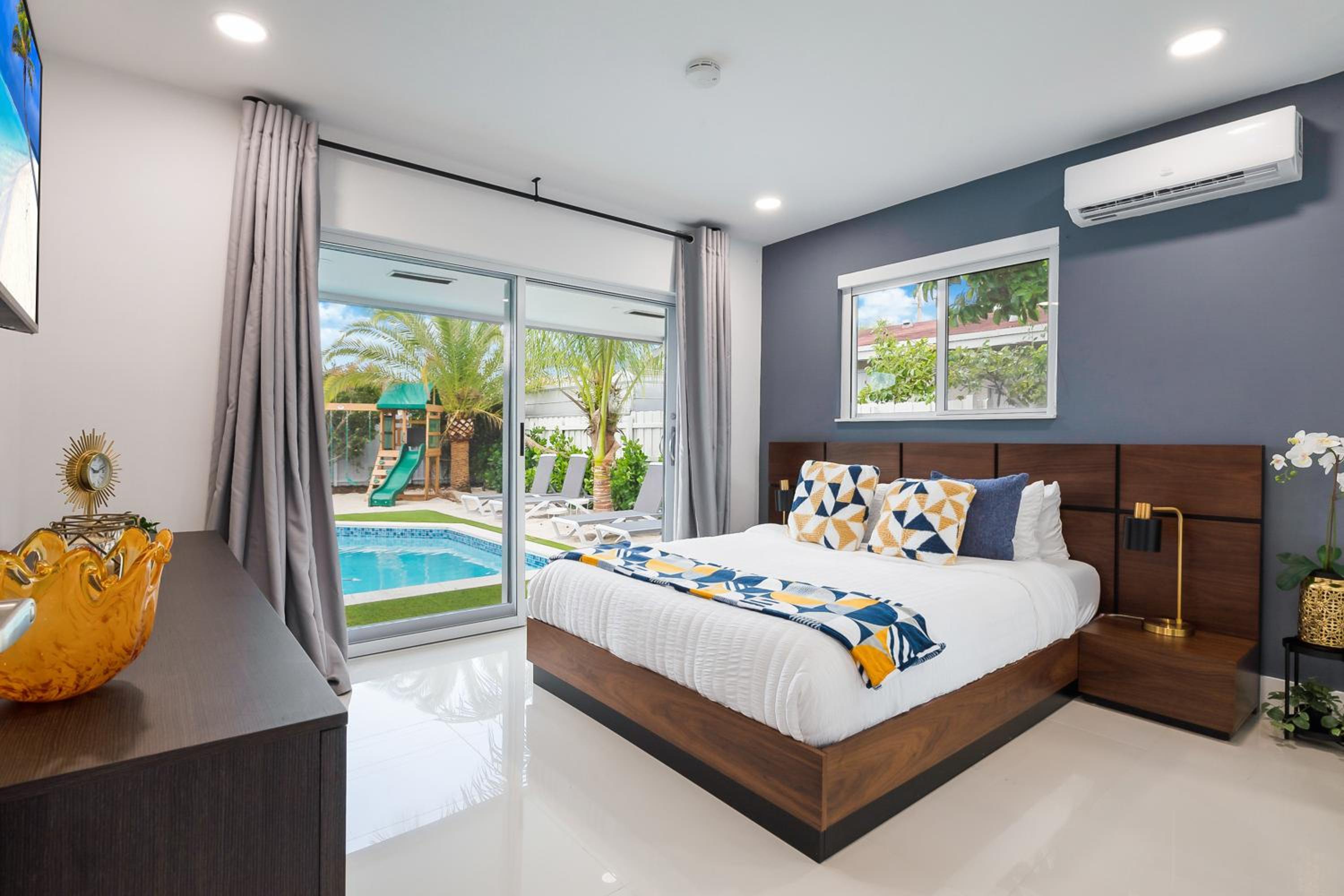 Stunning 5BR Heated Pool, Beach Access & Games L06