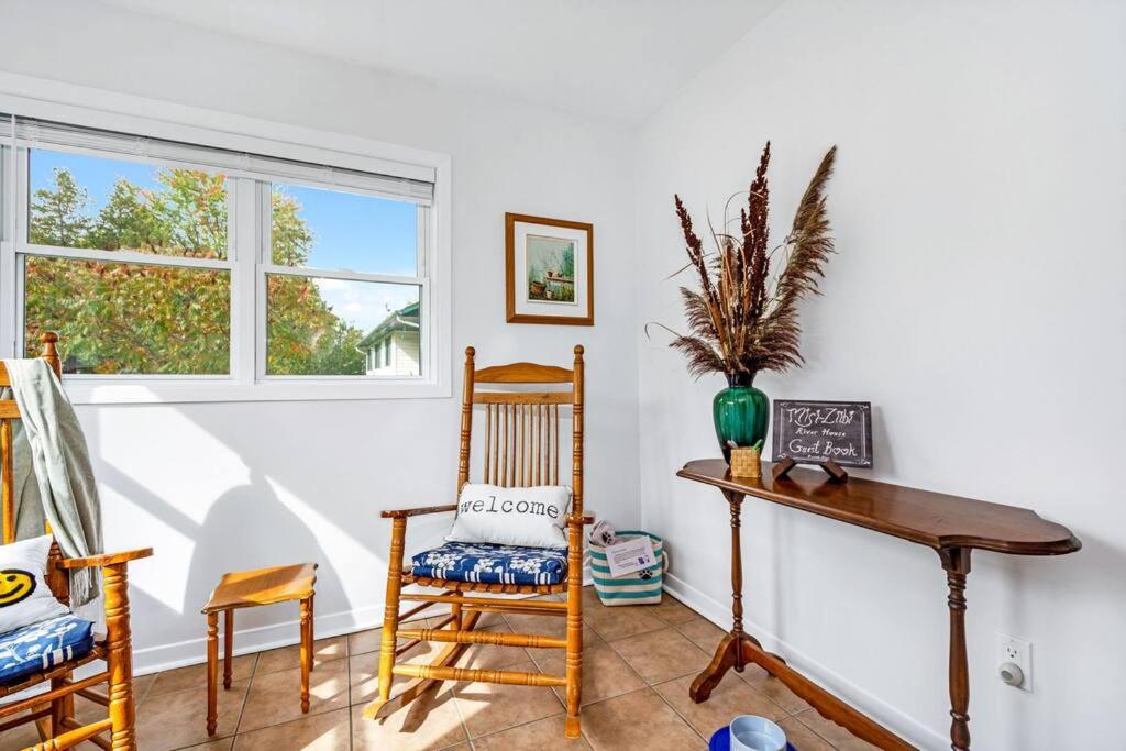 Cozy Waterfront Cottage, WiFi-Netflix-Dog Friendly