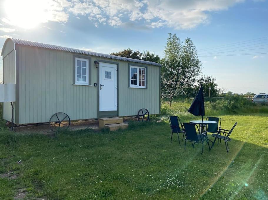 Warwick Vacations - Beautiful 1 Bed Shepherd Hut in Warwickshire - Property Image 1