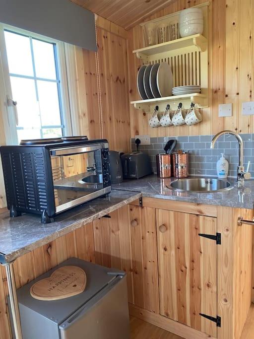 Warwick Vacations - Beautiful 1 Bed Shepherd Hut in Warwickshire - Property Image 6