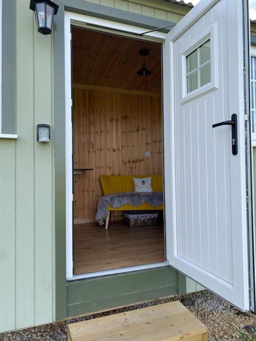Warwick Vacations - Beautiful 1 Bed Shepherd Hut in Warwickshire - Property Image 2