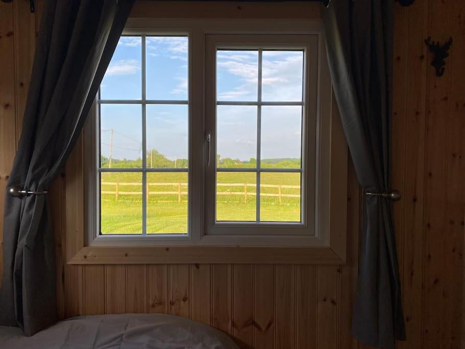 Warwick Vacations - Beautiful 1 Bed Shepherd Hut in Warwickshire - Property Image 3